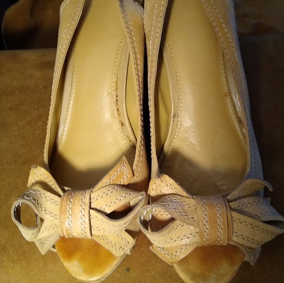 Women's Shoes - Picture 2 of 5